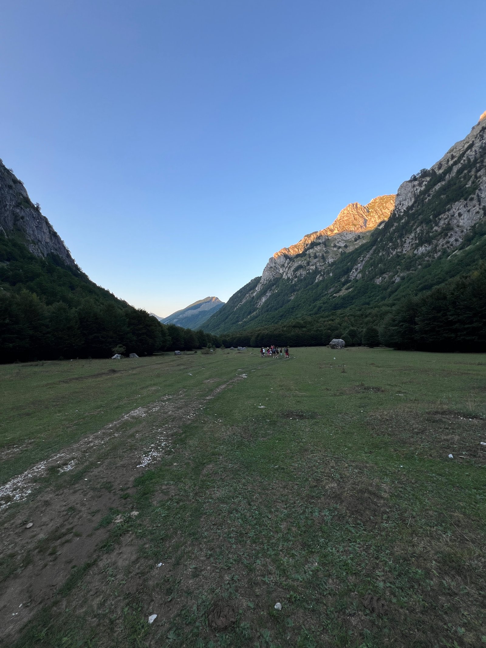 Prokletije i dolina Grbaja su pravi raj za ljubitelje prirode i aktivnog odmora. Ova impresivna planinska
oblast nudi brojne mogućnosti za sportske i rekreativne aktivnosti, poput planinarenja po stazama, biciklizma, alpinizma na vrhovima Karanfila, paraglajdinga i zimskog skijanja. Ove aktivnosti ne samo da jacaju telo, vec i duh.